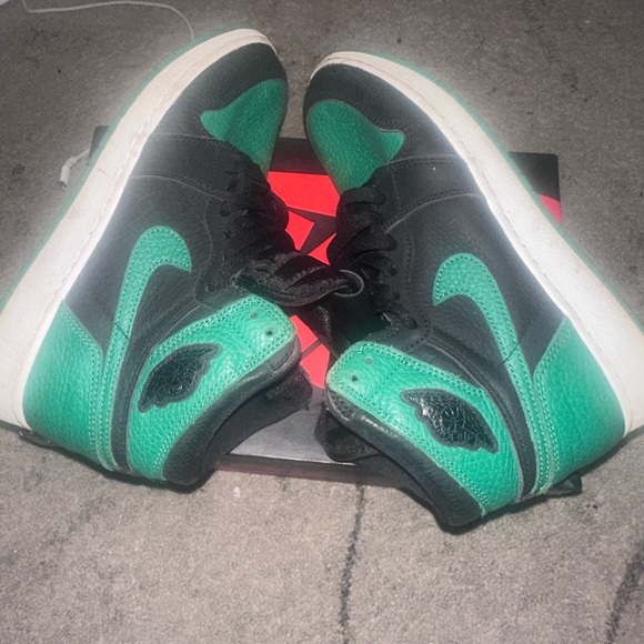 Nike Air Jordan 1 Retro High OG Black Green - Picture 5 of 8